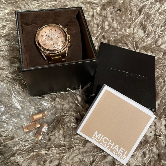 Michael Kors Rose Gold Watch - Picture 2 of 3
